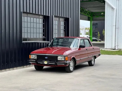 Ford Falcon de Lujo, vista lateral