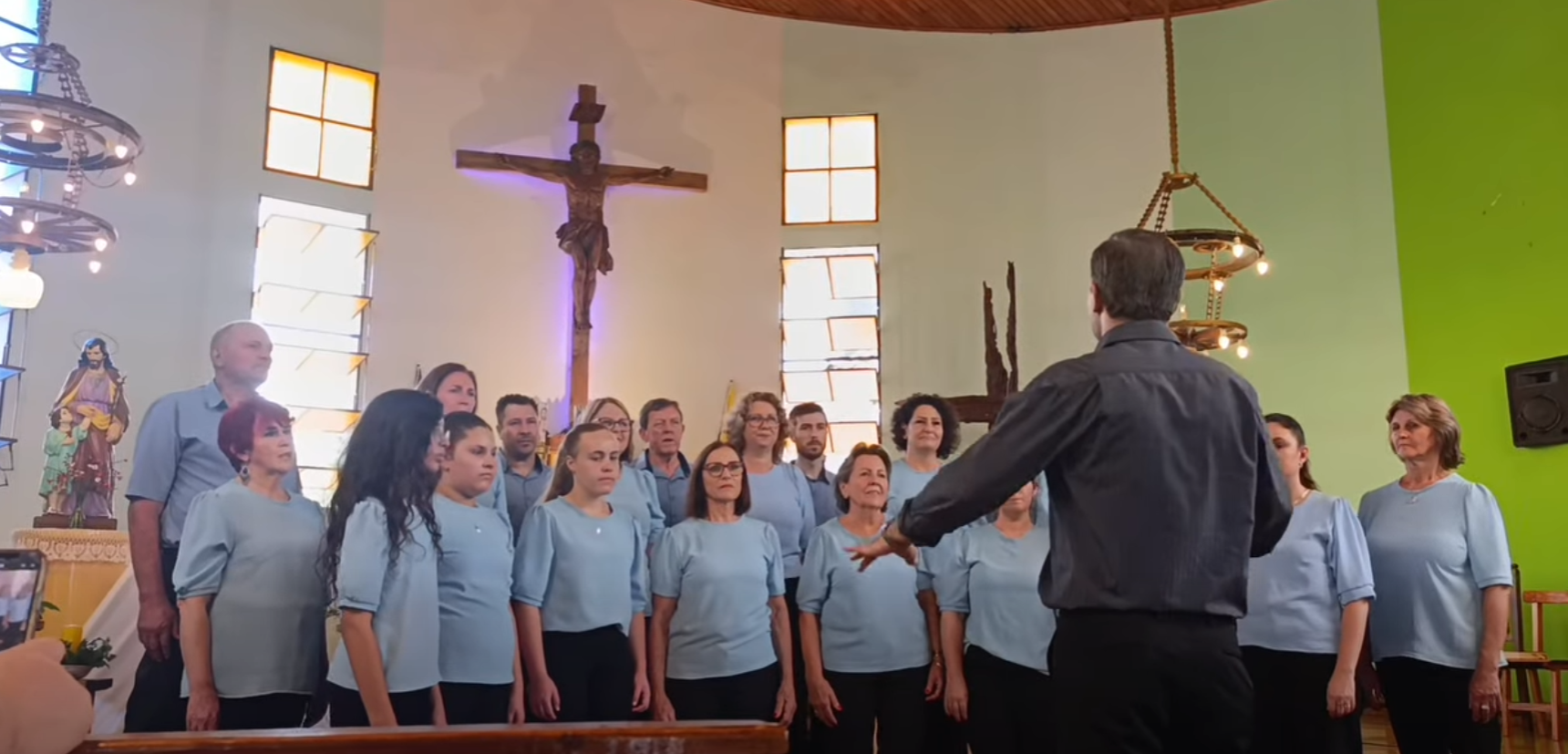 Coro de la Parroquia San José Obrero cantando durante la misa